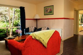 Strahan House | Unit 1. 2 bedroom . The Crays Accommodation.