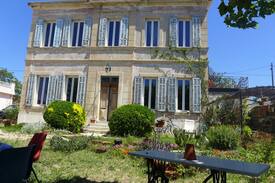 Saint-Andre Apartment | Jardín studio beautiful building close sea Estaque