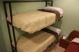 Albanya Bed & Breakfast | LA RECTORIA D'ALBANYA HABITACION PRIVADA FAMILIAR