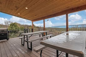 Garden City House | Expansive cabin w/ deck, lake/mountain views & Ping-Pong table!
