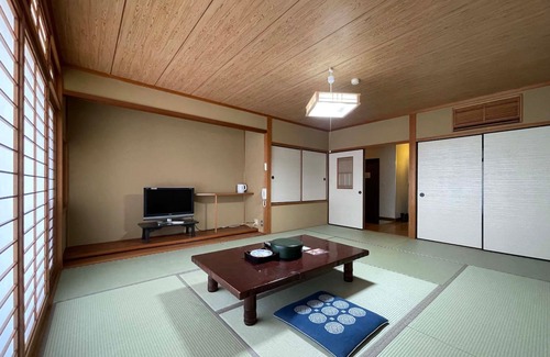 Shirahama Hotel | Iso clock