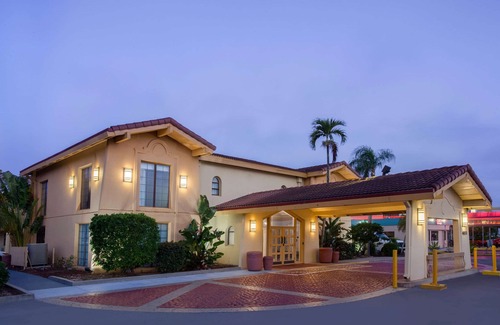 Fort Myers Hotel | La Quinta Inn by Wyndham Fort Myers Central