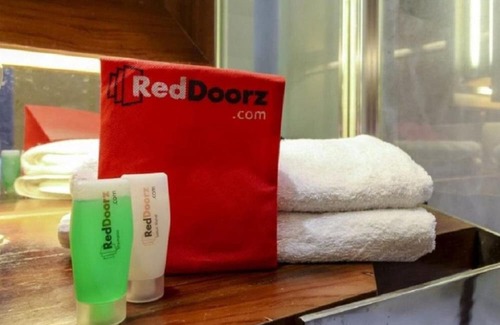Cawang Hotel | RedDoorz Plus Near Halim Perdanakusuma 2