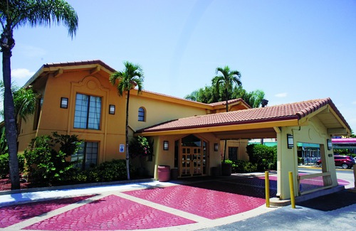 Fort Myers Hotel | La Quinta Inn by Wyndham Fort Myers Central
