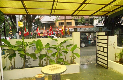 Bukit Bintang Hotel | OYO 90121 Summer House Bed & Café