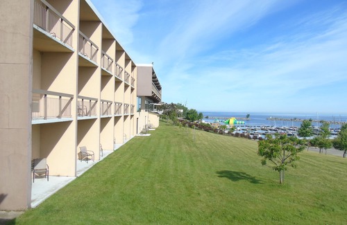 Jordan Harbour Hotel | Ramada by Wyndham Jordan/Beacon Harbourside Resort