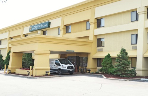 Oak Creek Hotel | La Quinta Inn by Wyndham Milwaukee Airport / Oak Creek