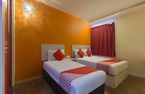 Bukit Bintang Hotel | OYO 90121 Summer House Bed & Café