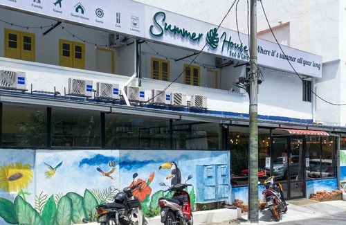Bukit Bintang Hotel | OYO 90121 Summer House Bed & Café