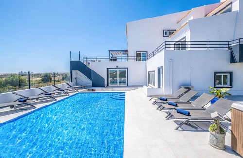Pera Villa | FABULOUS VILLA, SEA VIEWS, CINEMA ROOM, WIFI, A/C, HEATABLE POOL, JACUZZI & BBQ