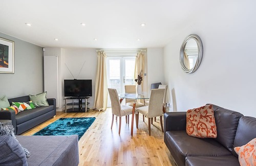 Island Gardens House | A Beautiful Luxurious 4Bedrooms 2 Bathrooms and a Guest Toilet