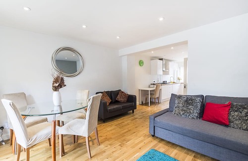 Island Gardens House | A Beautiful Luxurious 4Bedrooms 2 Bathrooms and a Guest Toilet