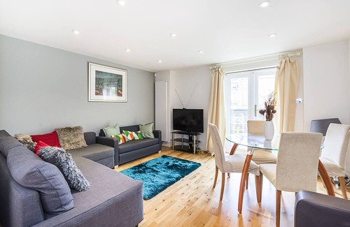 Island Gardens House | A Beautiful Luxurious 4Bedrooms 2 Bathrooms and a Guest Toilet