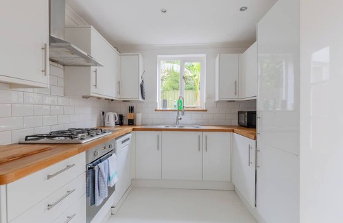 Nine Elms Apartment | Inviting 4BD Home with Roof Terrace, Nine Elms
