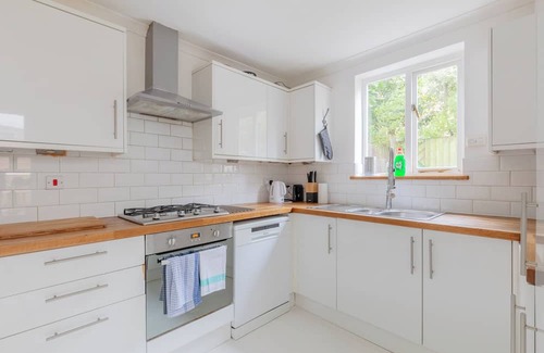 Nine Elms Apartment | Inviting 4BD Home with Roof Terrace, Nine Elms