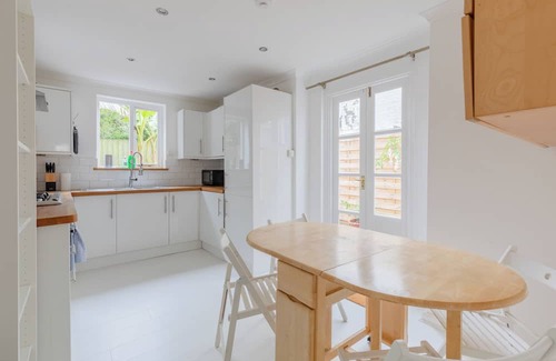 Nine Elms Apartment | Inviting 4BD Home with Roof Terrace, Nine Elms