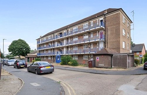 Pollards Hill Apartment | Stylish 2-Bedroom Flat for Relaxation & Comfort
