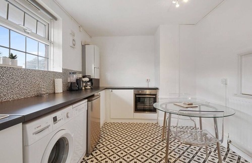 Pollards Hill Apartment | Stylish 2-Bedroom Flat for Relaxation & Comfort