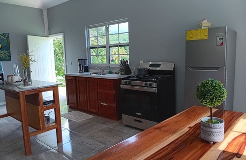 San Ignacio House | Spacious 3-bedroom Cottage-4 beds-WiFi-AC-7min to San Ignacio, Restaurant onsite