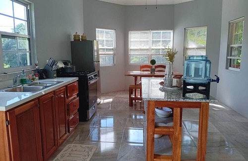 San Ignacio House | Spacious 3-bedroom Cottage-4 beds-WiFi-AC-7min to San Ignacio, Restaurant onsite
