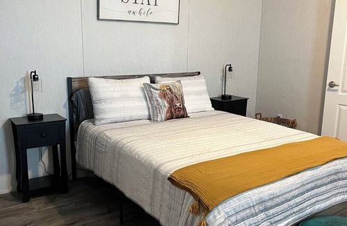 Central City House | Cozy, Peaceful New 3/2 Motor Home Gated Near Expwy.