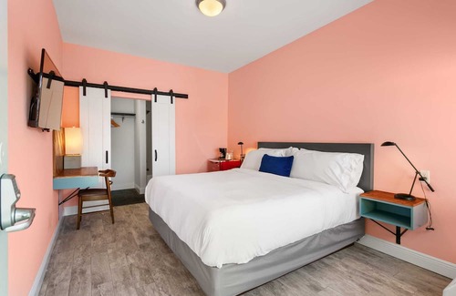 Mid-City District Apartment | Room with King Bed, Pool and Gated Parking