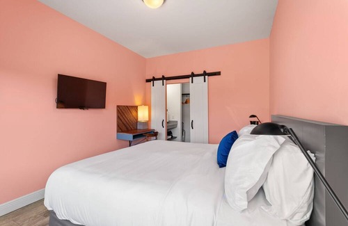 Mid-City District Apartment | Room with King Bed, Pool and Gated Parking