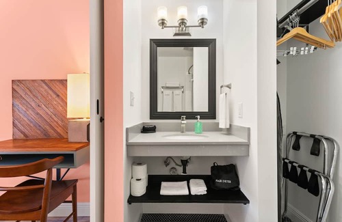 Mid-City District Apartment | Room with King Bed, Pool and Gated Parking