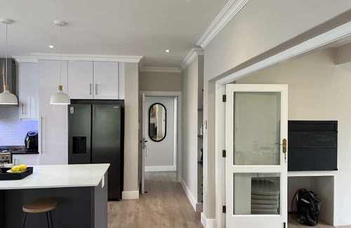 Voelklip House | 245 on 8th - mountain and sea views, hot tub