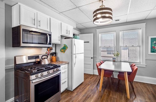 Wickliffe House | Large Groups: Entire Duplex Near Clinic & Downtown