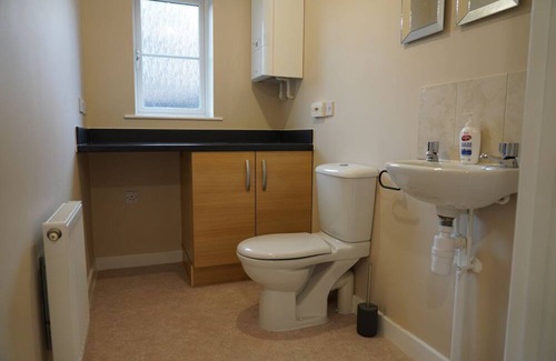 Peterborough House | Spacious 4 Bedroom House in Molyneux Square with a garden and free Wi-fi.