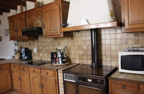 Saint-Martin-de-Fressengeas House | Holiday Home 'La Jarisse' with Private Terrace, Private Garden and Wi-Fi