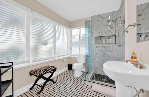 Golden Hill House | New! CoLiVilla 12 BD - Sleeps up to 21 Guests!