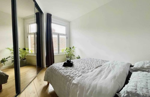 Van Lennepbuurt Apartment | Stylish canal view 2 bedroom apartment the heart of Amsterdam