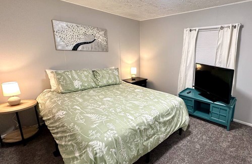 South Hills Apartment | Chic & Stylish Retreat w/ Private Hot Tub✨ 15 mins from Airport & Downtown!