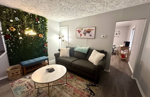 South Hills Apartment | Chic & Stylish Retreat w/ Private Hot Tub✨ 15 mins from Airport & Downtown!