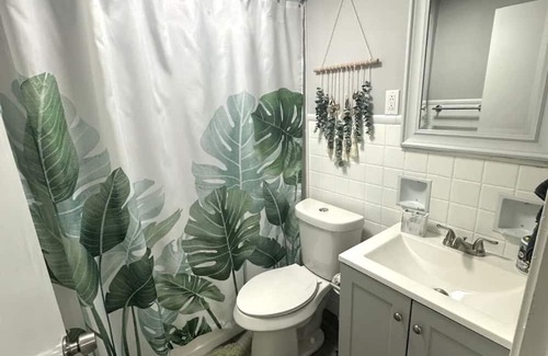 South Hills Apartment | Chic & Stylish Retreat w/ Private Hot Tub✨ 15 mins from Airport & Downtown!