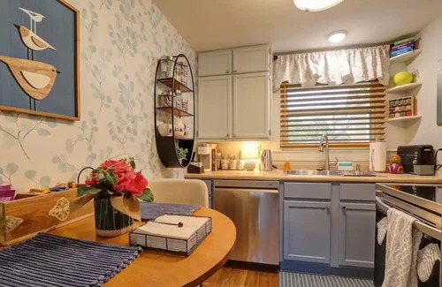 Texarkana House | Pecan Carriage House: Stylish, cozy, & safe