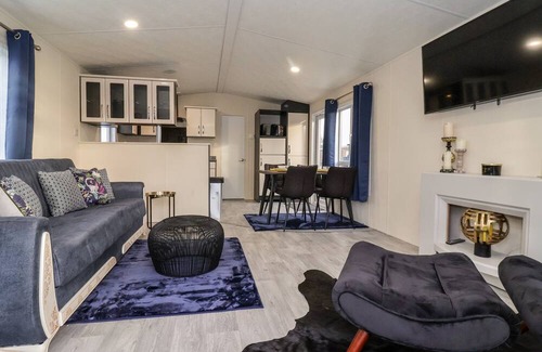 West Heslerton Cottage | TORTWORTH LODGE, pet friendly, with hot tub in Sherburn