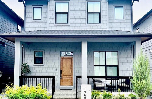 Willoughby House | Luxurious, Modern & Stylish 2 Bedroom Suite, Near Vancouver, Pet Friendly