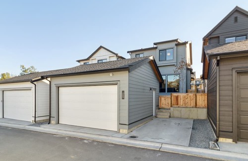 Willoughby House | Luxurious, Modern & Stylish 2 Bedroom Suite, Near Vancouver, Pet Friendly