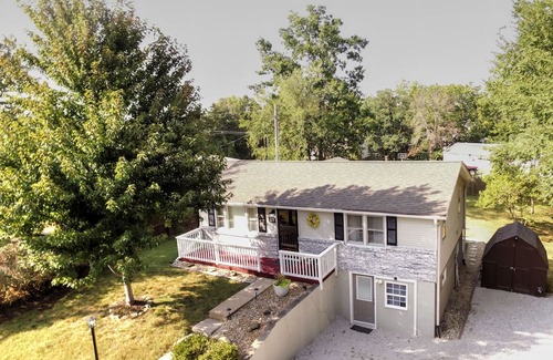 Columbia House | South central 4 bedroom house 3 minutes from Faurot Field! Its close and quiet.