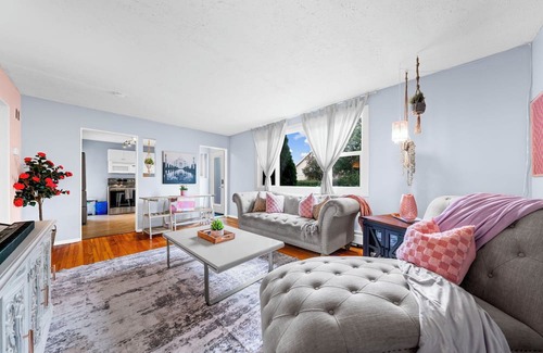 Southwest Edmonton House | 5BR Home | Two Private Suites, Perfect for Groups