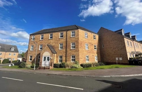 Northampton Apartment | 🏡 Stylish 2-Bed Top Floor Apartment Near Moulton Park & Bradlaugh Fields