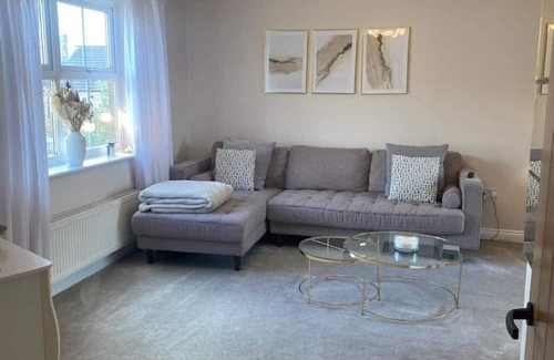 Northampton Apartment | 🏡 Stylish 2-Bed Top Floor Apartment Near Moulton Park & Bradlaugh Fields