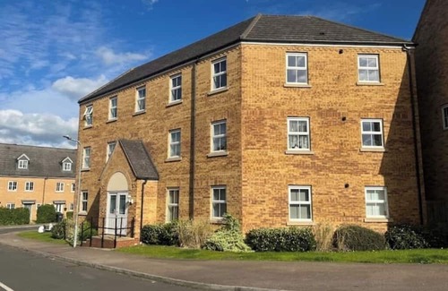 Northampton Apartment | 🏡 Stylish 2-Bed Top Floor Apartment Near Moulton Park & Bradlaugh Fields