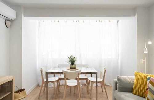 Angustias - Chana - Encina Apartment | Luxurious 3BR Apt Near Train Station and City Center – Ideal for Families