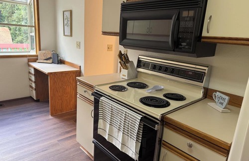 Woodinville House | Cozy Getaway Minutes to Wineries & Trails