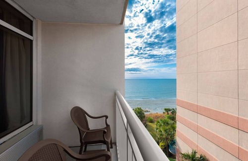 Myrtle Beach Hotel | 4 Relaxing Beachside Suites Perfect for Couples or Families - with 2 Pools