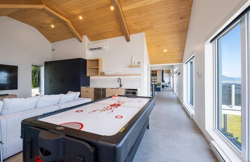 Petite-Riviere-Saint-Francois Ski Chalet | Mer et Mont 1223: Spa & River Views Near Le Massif